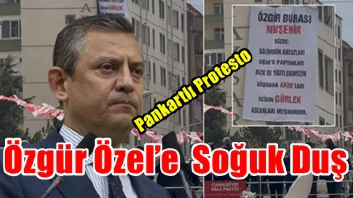 CHP mitinginde karşı binaya asılan pankart tansiyonu y&uuml;kseltti