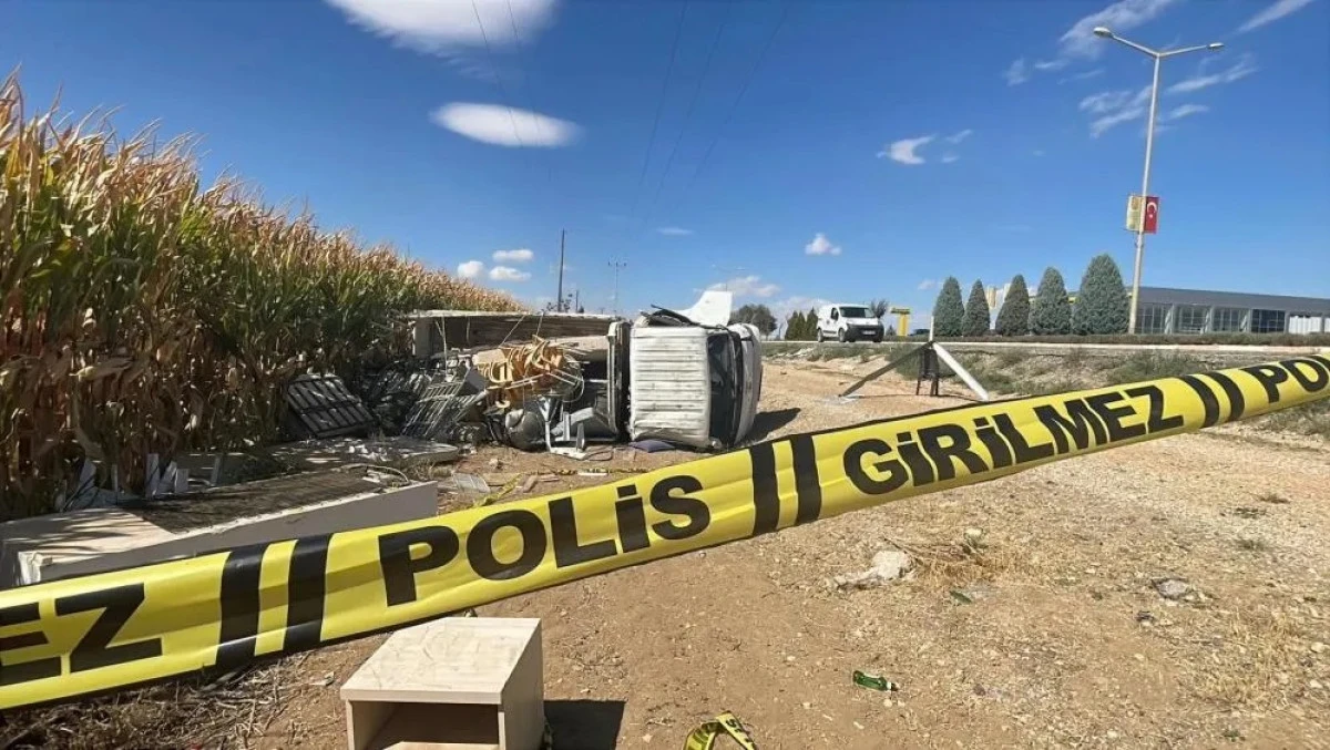 Kamyonet devrildi 2 kişi yaralandı.