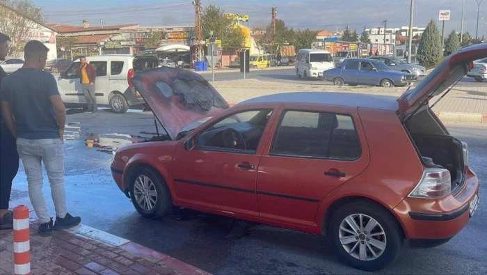 Karamanda alev alan otomobile ilk müdahaleyi polis ekibi yaptı