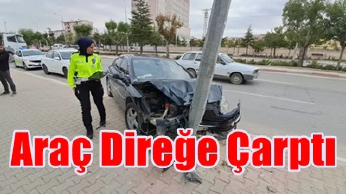 Karaman'da kontrolden &ccedil;ıkan otomobilin kaldırımdaki aydınlatma direğine &ccedil;arptı
