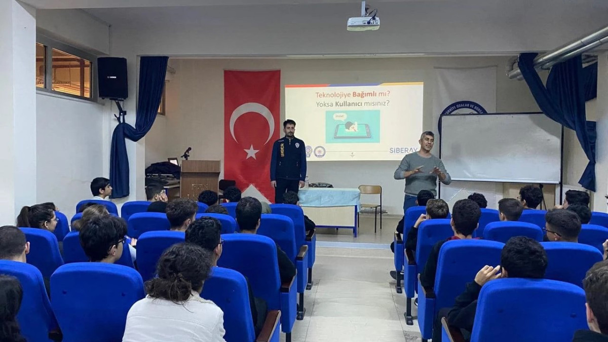 Karaman'da Teknoloji Bağımlılığı ve Siber Güvenlik Semineri