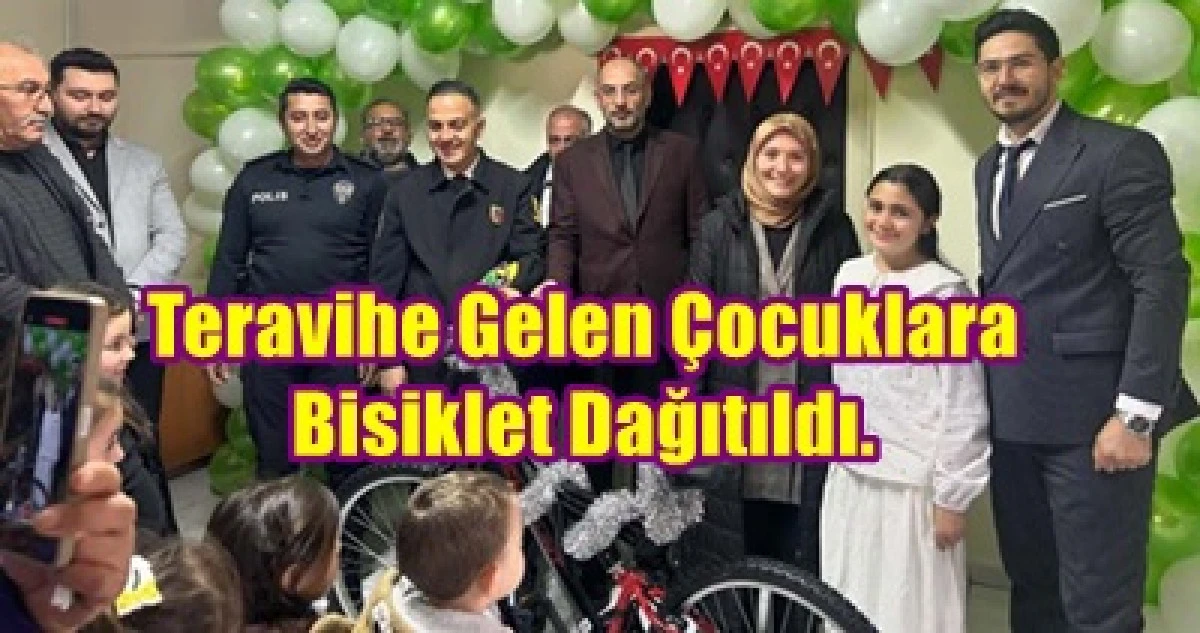 Karamanlı imam hayırseverin desteğiyle teravihe gelen &ccedil;ocuklara bisiklet dağıtıldı.
