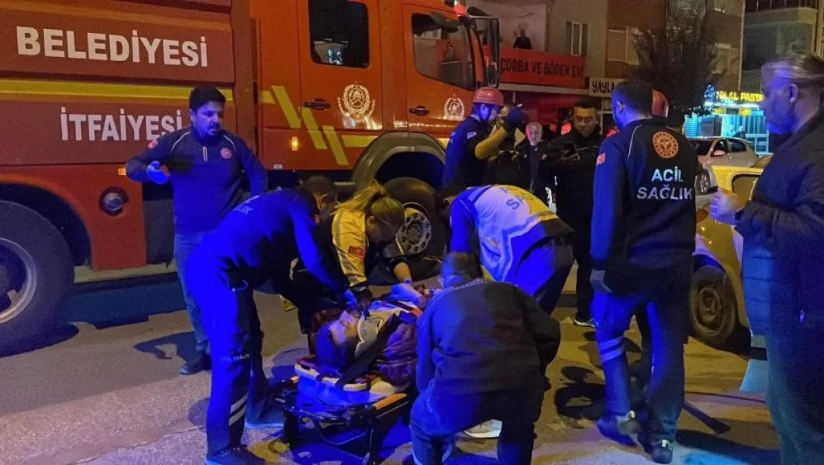 Kazada araçta sıkışan sürücü itfaiye ekipleri tarafından kurtarıldı.