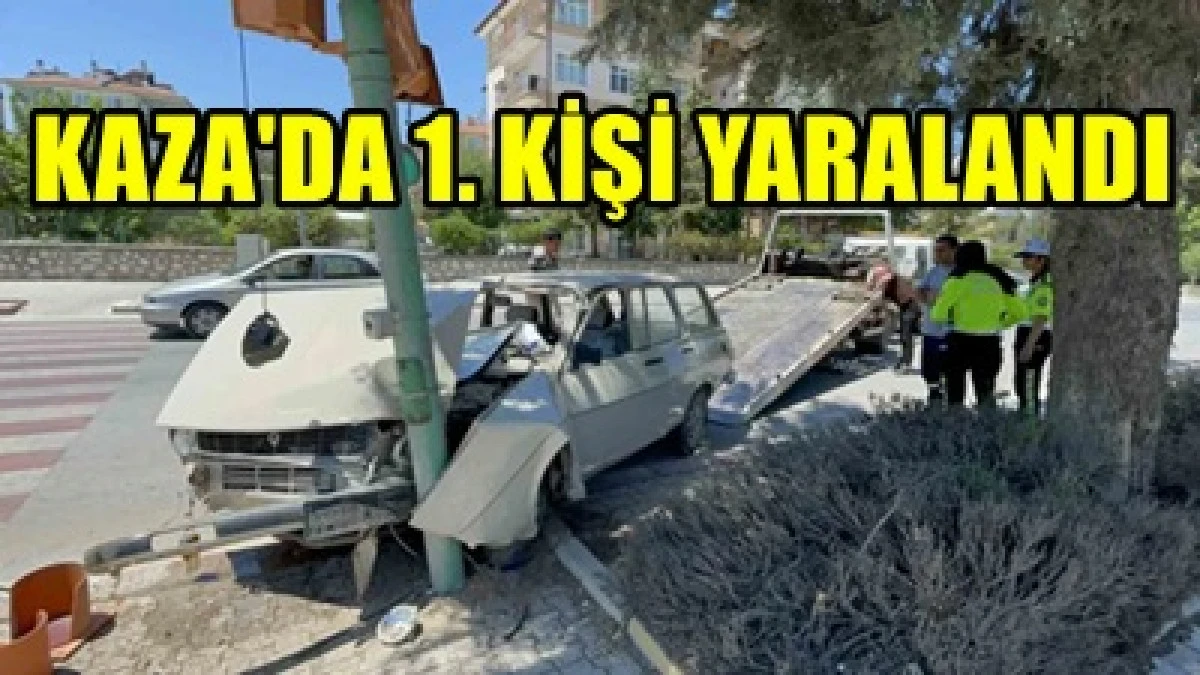 Otomobil trafik lambasına &ccedil;arptı
