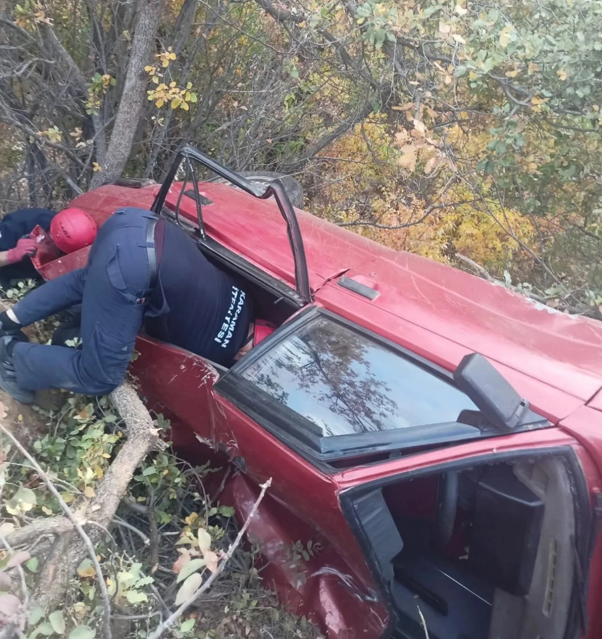 Otomobil uçurumdan takla attı 3 yaralı var.