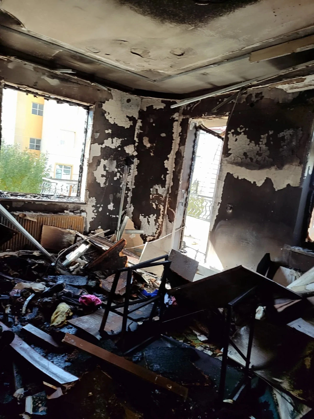 Yangında bir ev kullanılamaz hale geldi